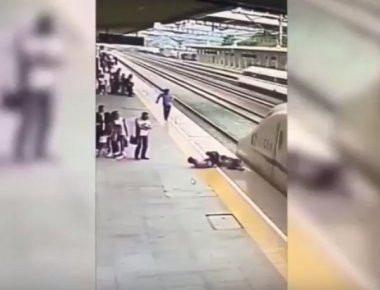 Κίνα: Η στιγμή που υπάλληλος προλαβαίνει γυναίκα που ήθελε να αυτοκτονήσει (βίντεο)